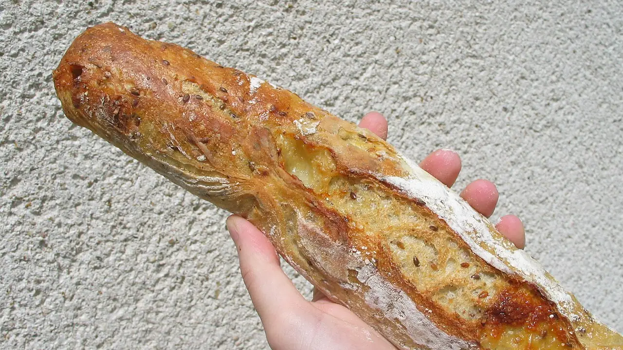Baguette de tradition tenue à la main
